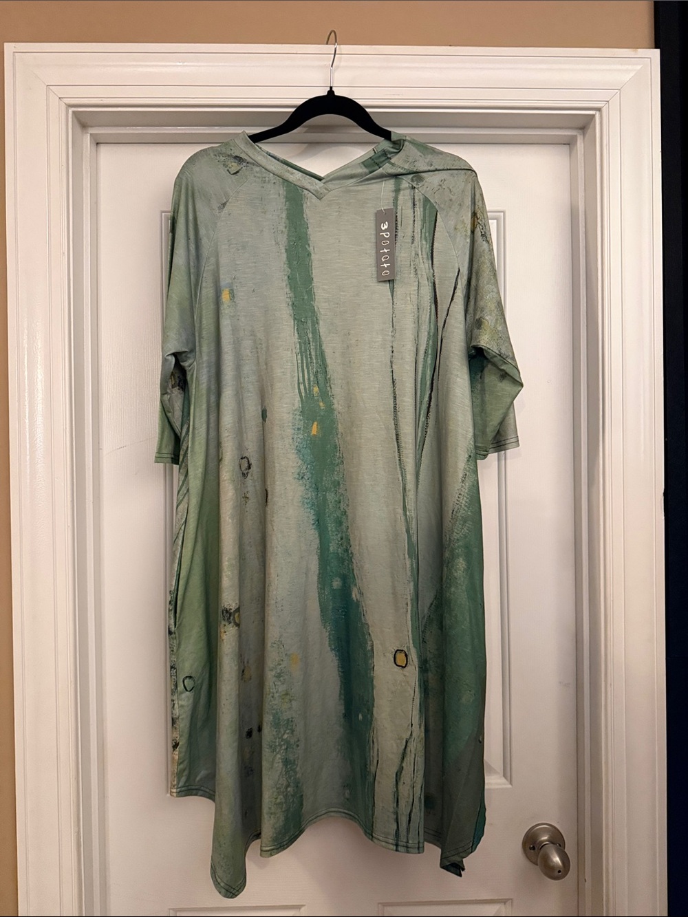 Relaxed Green Midi Dress with V-Neck by